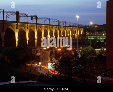 Stockport Cheshire viaduc de chemin éclairé la nuit Banque D'Images