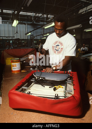 En voiture Crewe vieille Rolls Royce factory man making un siège Banque D'Images