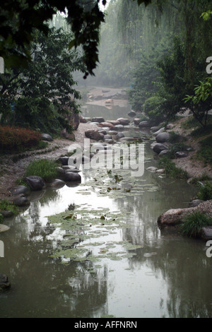 Un ruisseau, dans le parc, à Kunming, Province du Yunnan, Chine. Banque D'Images