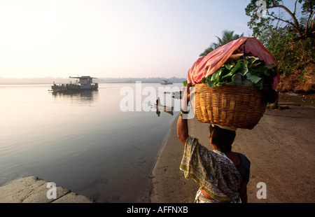 Inde Goa Chopdem ferry arrivant à l'aube de la rivière Banque D'Images