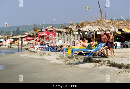 Goa Inde Morgim day trippers l'entassement des cafés en bord de plage Banque D'Images