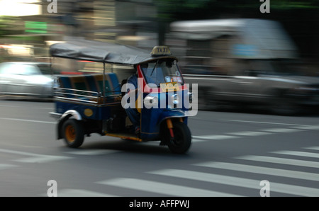 Vue panoramique d'un Tuk-Tuk déménagement/Rickshaw, Bangkok, Thaïlande Banque D'Images