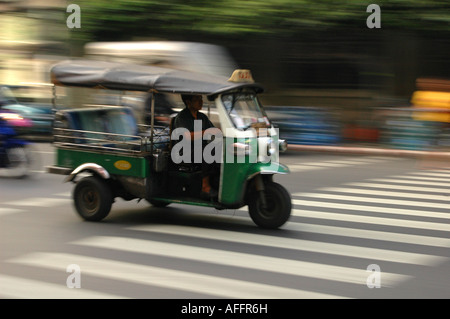 Vue panoramique d'un déménagement / Tuk-Tuk Rickshaw, Bangkok, Thaïlande Banque D'Images