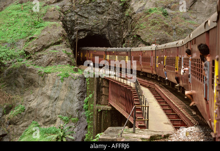 Karnataka Inde tourisme train rail tunnel entrée Banque D'Images