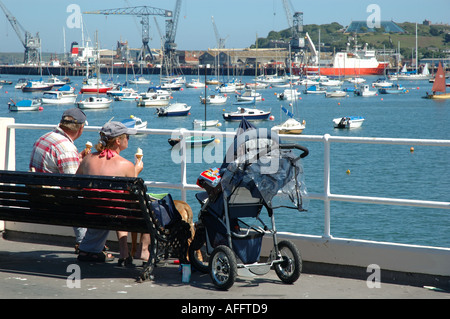 UK, Falmouth, couple et de glaces sur le port de Falmouth Banque D'Images