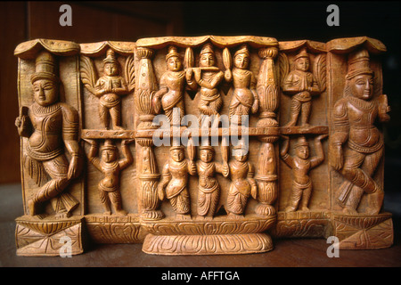 L'Inde Karnataka Mysore artisanat bois panneau sculpté Banque D'Images