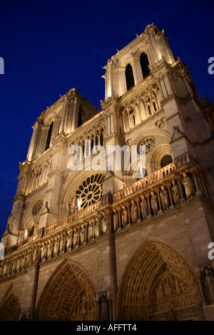 Façade de Notre Dame de nuit Banque D'Images
