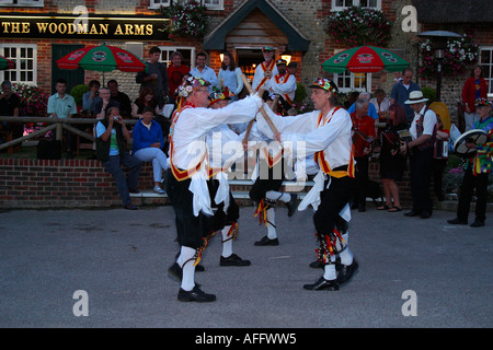 Morris Dancers performing danses traditionnelles sur un soir d'été Banque D'Images
