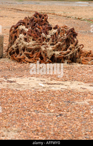 Chaînes d'ancre rouillée sur la plage au Itchenor Harbour, West Sussex Banque D'Images