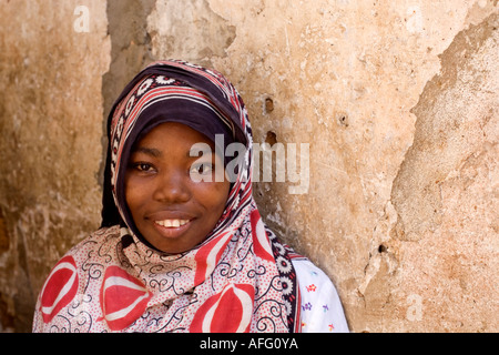 Portrait d'une femme en costume traditionnel, Stone Town, Zanzibar Banque D'Images