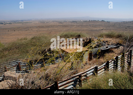 Les positions de défense militaires abandonnés sur une colline stratégique au plateau du Golan près de la frontière syrienne Israël Banque D'Images