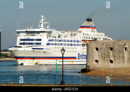 Normandie navire roro transmanche Brittany Ferries au départ des ferries Portsmouth England UK Banque D'Images