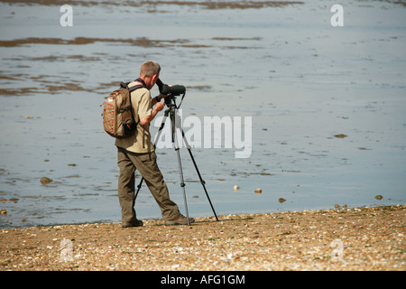 Observateurs d'oiseaux sur Snettisham Beach, Norfolk, Angleterre Banque D'Images
