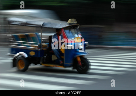 Vue panoramique d'un déménagement / Tuk-Tuk Rickshaw, Bangkok, Thaïlande Banque D'Images