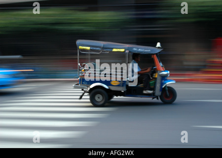 Vue panoramique d'un Tuk-Tuk déménagement/Rickshaw, Bangkok, Thaïlande Banque D'Images