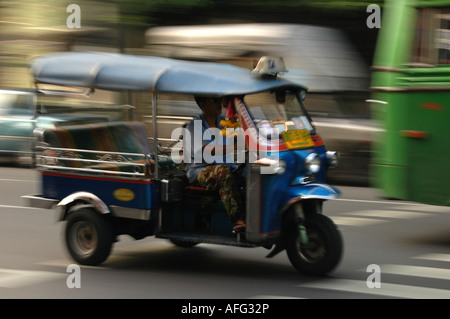 Vue panoramique de flou d'un Tuk-Tuk déménagement/Rickshaw, Bangkok, Thaïlande Banque D'Images