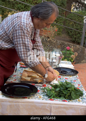 Chef de cuisine effectue pour les touristes qui séjournent à l'hôtel Villa Rosa agriturisimo Panzano in Chianti Italie Pas de presse Banque D'Images