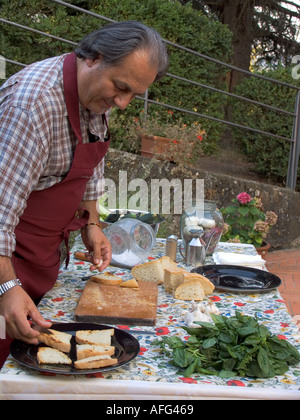 Chef de cuisine effectue pour les touristes qui séjournent à l'hôtel Villa Rosa agriturisimo Panzano in Chianti Italie Pas de presse Banque D'Images