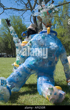 Grande sculpture en forme humaine fabriqués à partir de bouteilles d'eau en plastique recyclé Banque D'Images