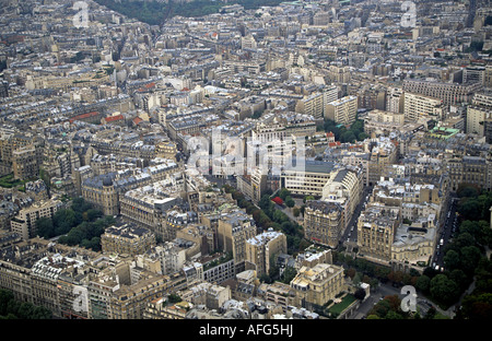 Un aperçu de la zone résidentielle comme vu du haut de la Tour Eiffel le long de la Seine dans le centre de Paris Banque D'Images