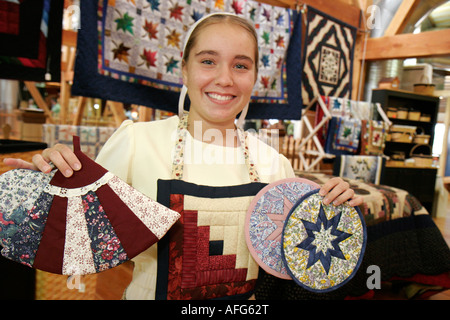Indiana,Elkhart,marché agricole de campagne américaine,Amish adolescent adolescents adolescents,filles jeunes jeunes femmes,vend des courtepointes de vente poth Banque D'Images