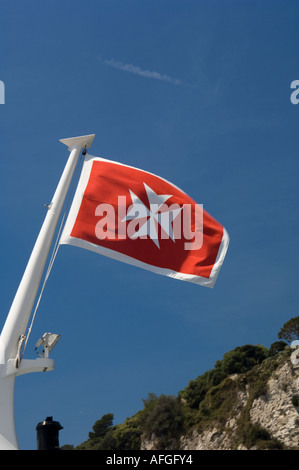 L'ensign civile de Malte vol de la poupe d'un yacht dans le port de Nice Banque D'Images