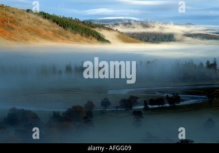 Couche d'Inversion météo sur la rivière Dee Valley East catchement area, à Mar Lodge Estate, Royal Deeside, parc national de Cairngorm, Ecosse, Royaume-Uni Banque D'Images