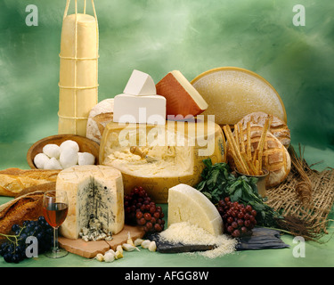 Fromages Italiens dans le groupe photographie couleur sur fond marbré dans les tons vert. Format horizontal, studio d'examen. Image classique. Banque D'Images