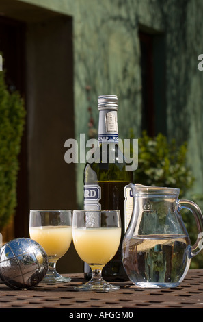 Un jeu de boules ou pétanque en France n'est pas complète sans un ou deux verres de pastis Banque D'Images