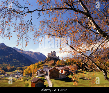 CH - la Basse Engadine : village et Château de Tarasp Banque D'Images