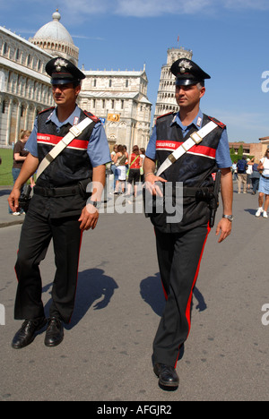 La tour penchée de Pise, Toscane, Italie, la police patrouiller la zone autour de la Tour de Pise en Italie Banque D'Images