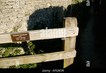 Le Prince Charles et Lady Diana signe sur gate dans jolie village des Cotswolds de Lower Slaughter Gloucestershire England UK Banque D'Images