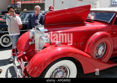 Miami Florida,Flagler Street,Classic car cars Show,antique Packard,voitures,voitures,automobiles,automobiles,automobiles,automobiles,automobiles,automobiles,véhicules,rouge,visiteurs trave Banque D'Images