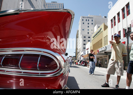 Miami Florida, Flagler Street, Classic car cars Show, 1959 Red Chevrolet queue fins, les visiteurs Voyage tour touristique repère touristique culte Banque D'Images