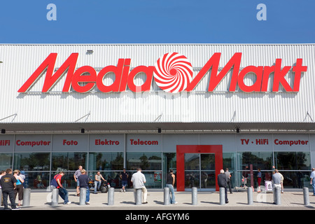 MediaMarkt marché avec les gens en face d'elle Banque D'Images