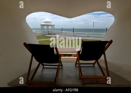 Un coeur romantique vue depuis le Pavillon De La Warr à Bexhill pour le front de mer sur l'East Sussex Banque D'Images