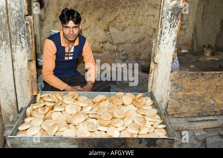 Baker, de cachemire, cachemire, vend des produits de boulangerie, Leh, Ladakh, Inde Banque D'Images