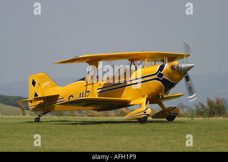 Le Pitts Special S2 est un petit concours de voltige acrobatique avion vol de précision que l'on voit ici à l'atterrissage sur une piste en herbe Banque D'Images