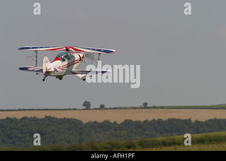 Le Pitts Special S2 est un petit concours de voltige acrobatique avion vol de précision ici vu décoller dans le ciel Banque D'Images