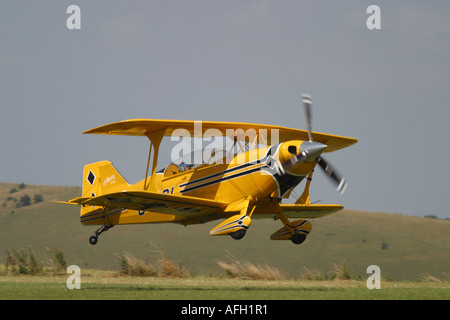 Le Pitts Special S2 est un petit concours de voltige acrobatique avion vol de précision que l'on voit ici à l'atterrissage sur une piste en herbe Banque D'Images