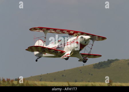 Le Pitts Special S2 est un petit concours de voltige acrobatique avion vol de précision que l'on voit ici à l'atterrissage sur une piste en herbe Banque D'Images