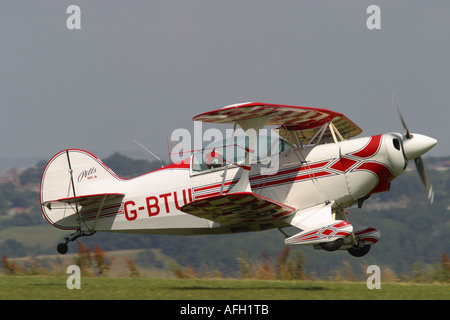 Le Pitts Special S2 est un petit concours de voltige acrobatique avion vol de précision que l'on voit ici à l'atterrissage sur une piste en herbe Banque D'Images