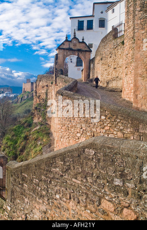 Arc de Philippe V, pont romain et promenade à Ronda Espagne Banque D'Images