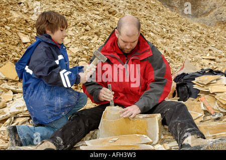 Eichstaett Eichstaett dans l'Altmuehltal Altmuehltal Haute-bavière Allemagne famille recueille et recherche de fossiles dans le Banque D'Images