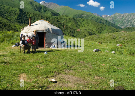 Famille de Kirghizistan assis devant leur yourt Banque D'Images