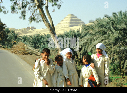 Les enfants de l'école égyptienne avec pyramide à Saqqara en arrière-plan, près du Caire Egypte Banque D'Images