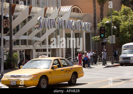 Taxi en face de la Santa Monica Place galerie marchande couverte Banque D'Images