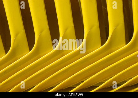Abstract close up d'un empilement de chaises en plastique jaune Banque D'Images
