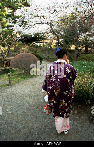 Kimono et cerisiers en fleurs au jardin Sankeien, Banque D'Images