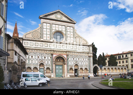 L'église dominicaine de Santa Maria Novella en extérieur avec soleil ciel bleu à Florence Toscane Italie Italia Banque D'Images